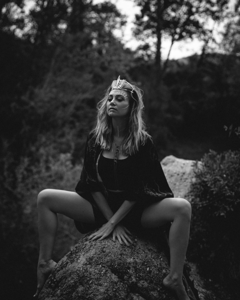 Portrait féminin sacré var Marion Roudil